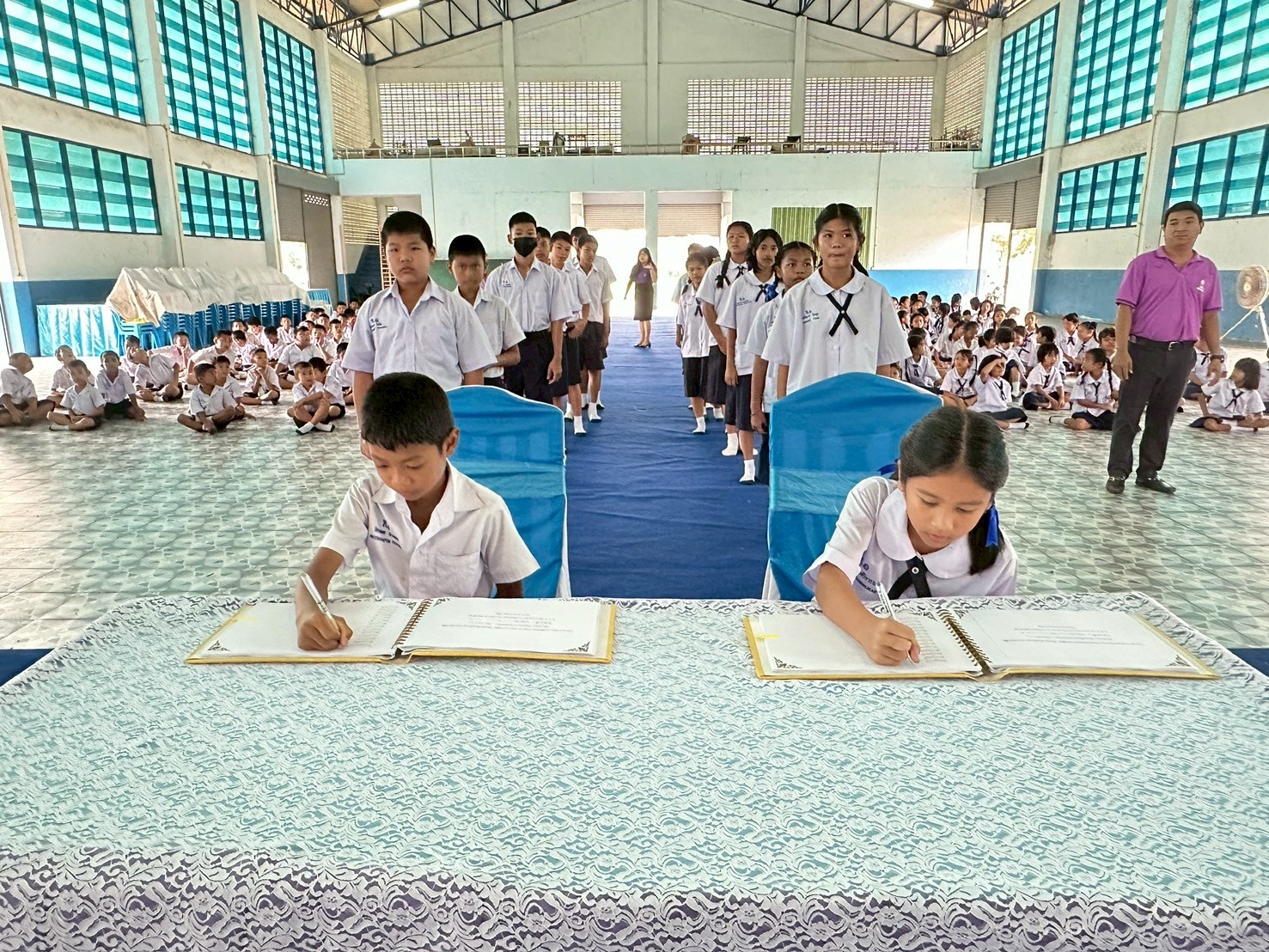 เวลา ๐๙.๐๐ น. โรงเรียนเทศบาล ๑ (กบินทร์ราษฎรอำรุง) ดำเนินการจัดกิจกรรมโครงการจัดการเรียนรู้ กลุ่มสาระการเรียนรู้สังคมศึกษา ศาสนาและวัฒนธรรม วันเฉลิมพระชนมพรรษา พระบรมราชินีในรัชกาลที่ ๑๐