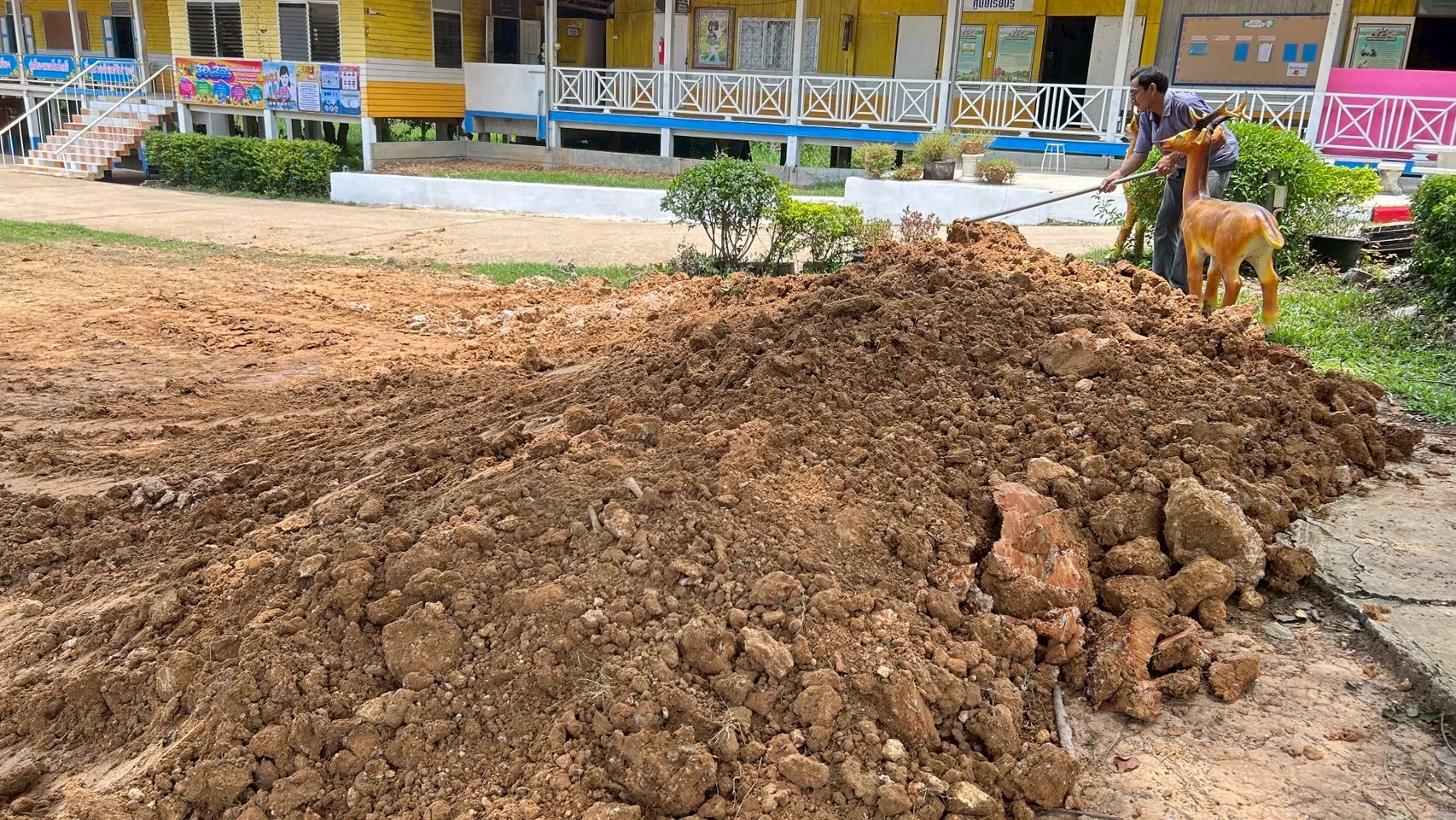 การปรับปรุงภูมิทัศน์โรงเรียน โดยได้รับการสนับสนุนดินจากท่าทรายนาแขม