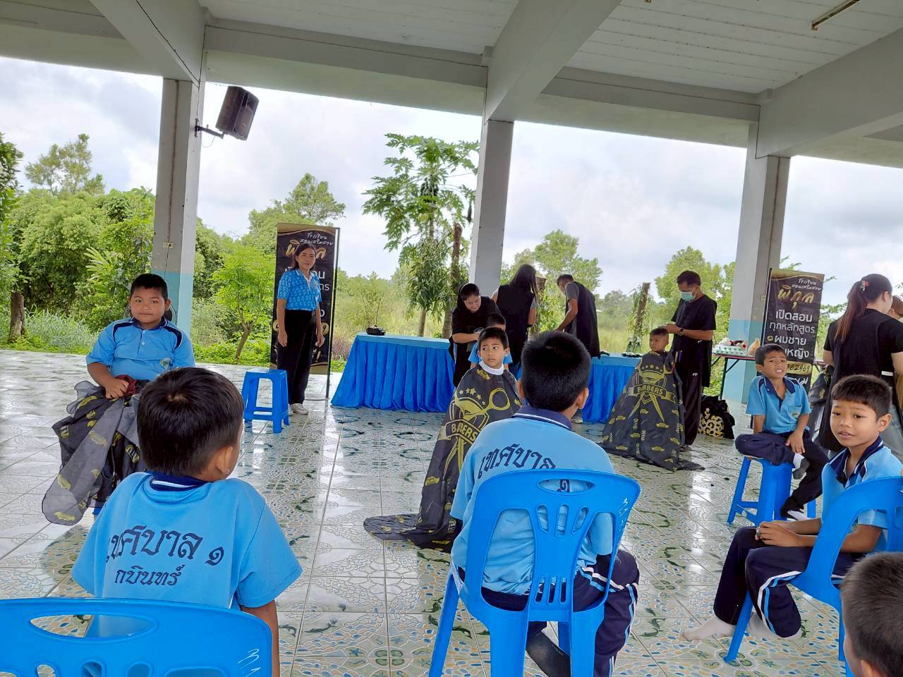 โรงเรียนสอนเสริมสวยพิกุล และคณะช่างตัดผม ให้ความอนุเคราะห์มาบริการตัดผมให้แก่นักเรียนทุกระดับชั้น