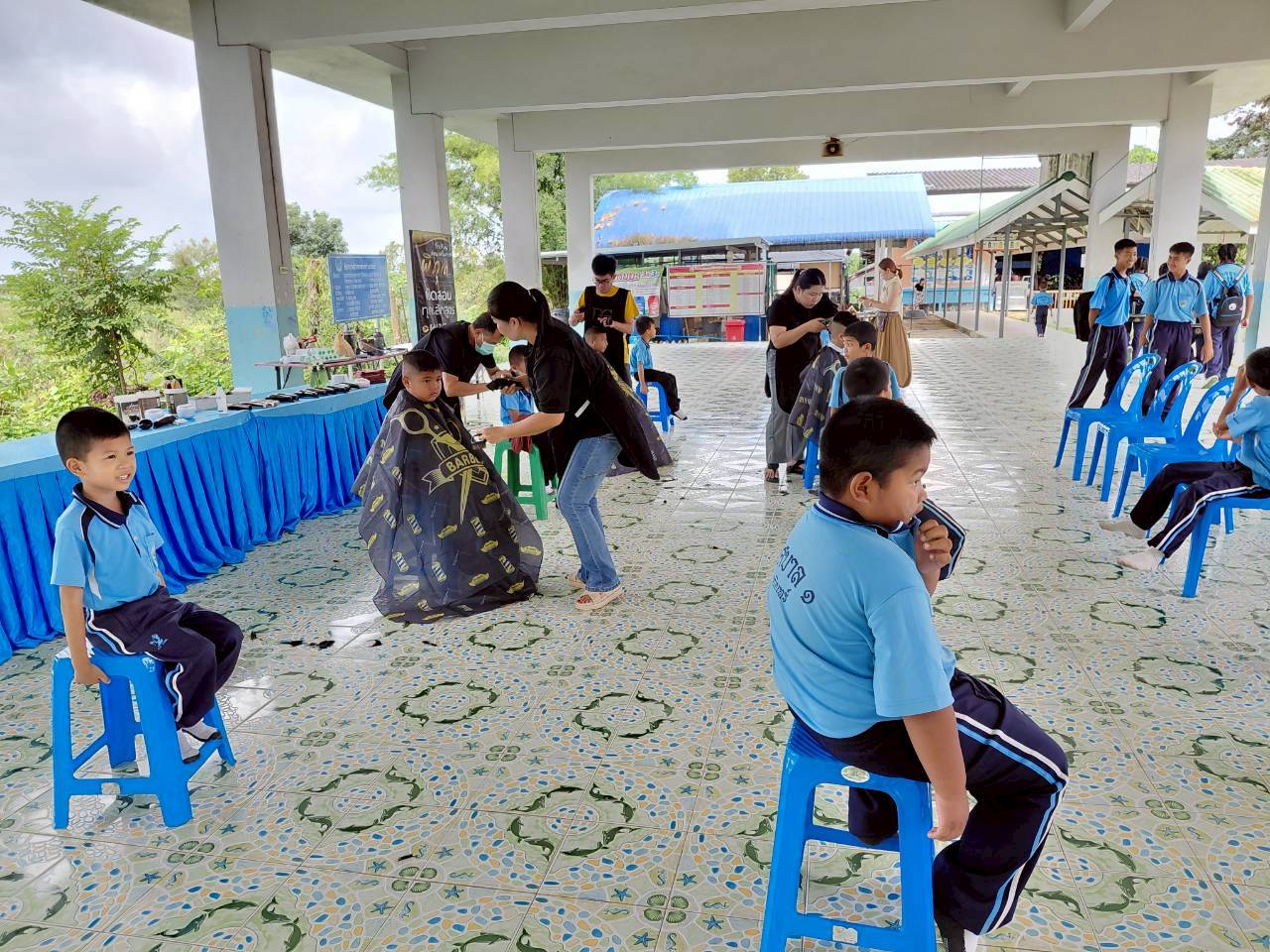 โรงเรียนสอนเสริมสวยพิกุล และคณะช่างตัดผม ให้ความอนุเคราะห์มาบริการตัดผมให้แก่นักเรียนทุกระดับชั้น - Image 4