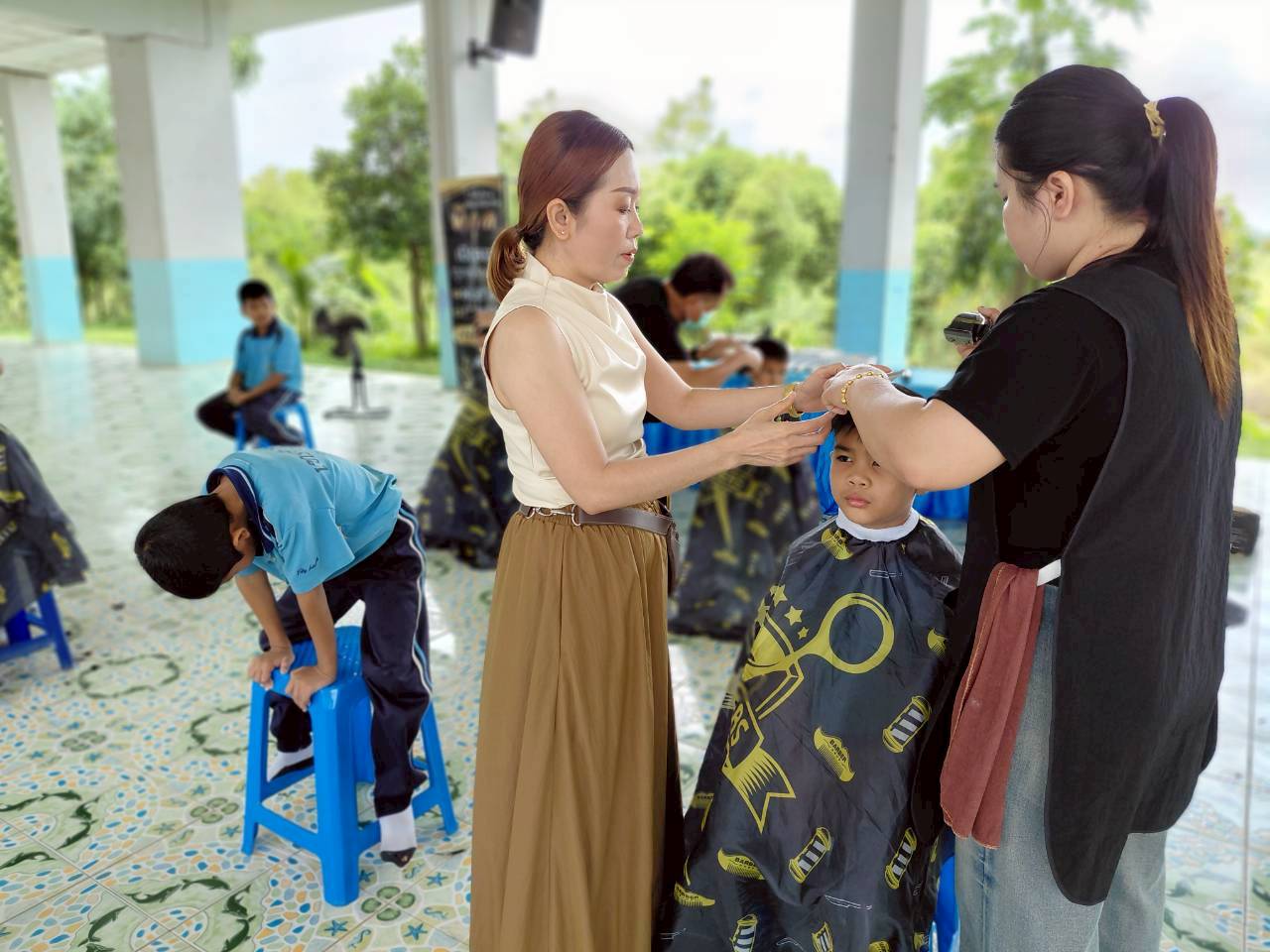 โรงเรียนสอนเสริมสวยพิกุล และคณะช่างตัดผม ให้ความอนุเคราะห์มาบริการตัดผมให้แก่นักเรียนทุกระดับชั้น - Image 9