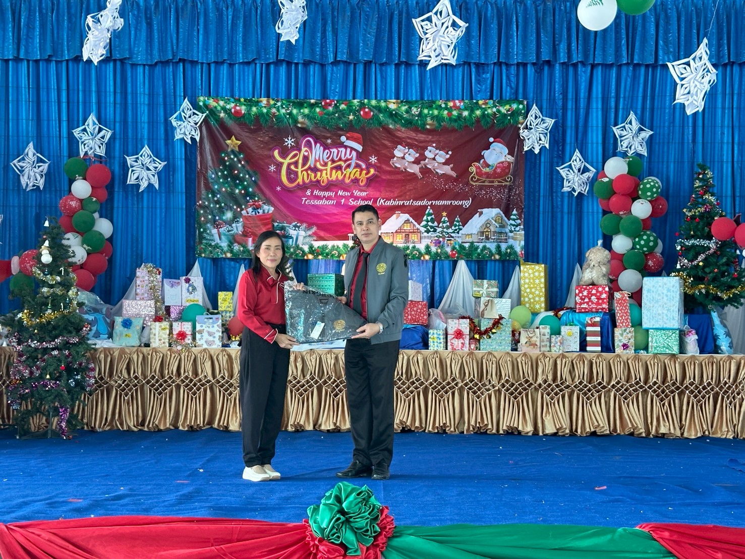 ผู้อำนวยการสถานศึกษาได้มอบเสื้อแจ็คเก็ตกึ่งสูท เพื่อสร้างขวัญกำลังใจครู บุคลากร และนักกีฬาเปตอง พร้อมส่งนักกีฬาเปตองสู่เวทีระดับประเทศ