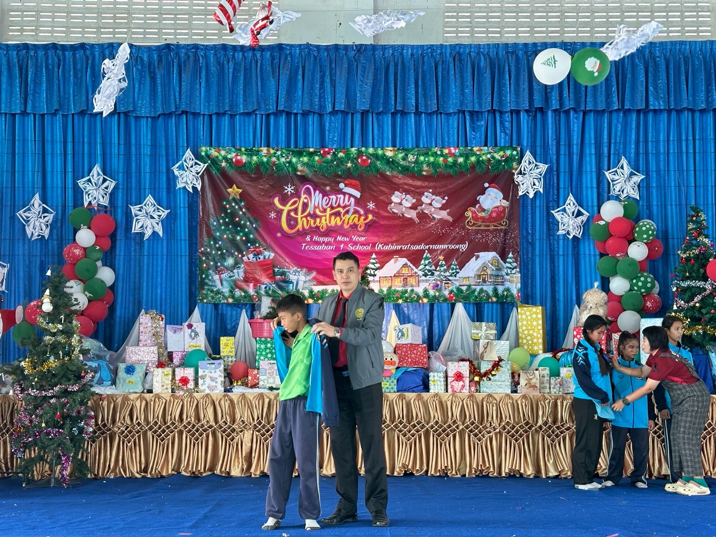 ผู้อำนวยการสถานศึกษาได้มอบเสื้อแจ็คเก็ตกึ่งสูท เพื่อสร้างขวัญกำลังใจครู บุคลากร และนักกีฬาเปตอง พร้อมส่งนักกีฬาเปตองสู่เวทีระดับประเทศ - Image 30
