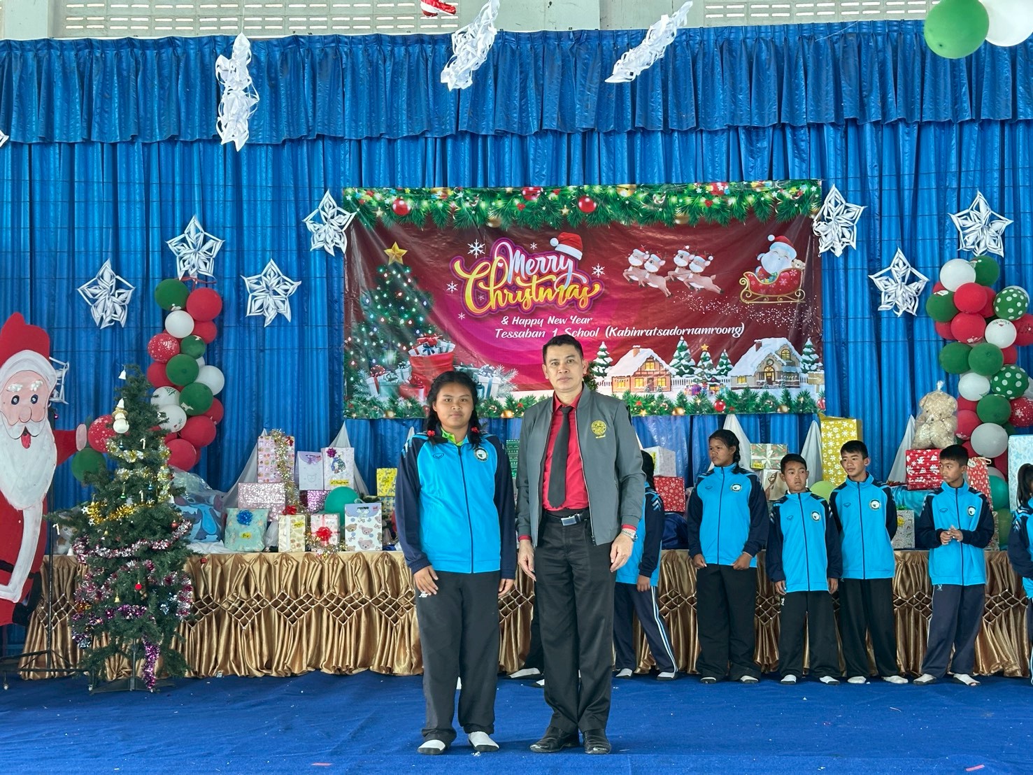 ผู้อำนวยการสถานศึกษาได้มอบเสื้อแจ็คเก็ตกึ่งสูท เพื่อสร้างขวัญกำลังใจครู บุคลากร และนักกีฬาเปตอง พร้อมส่งนักกีฬาเปตองสู่เวทีระดับประเทศ - Image 45