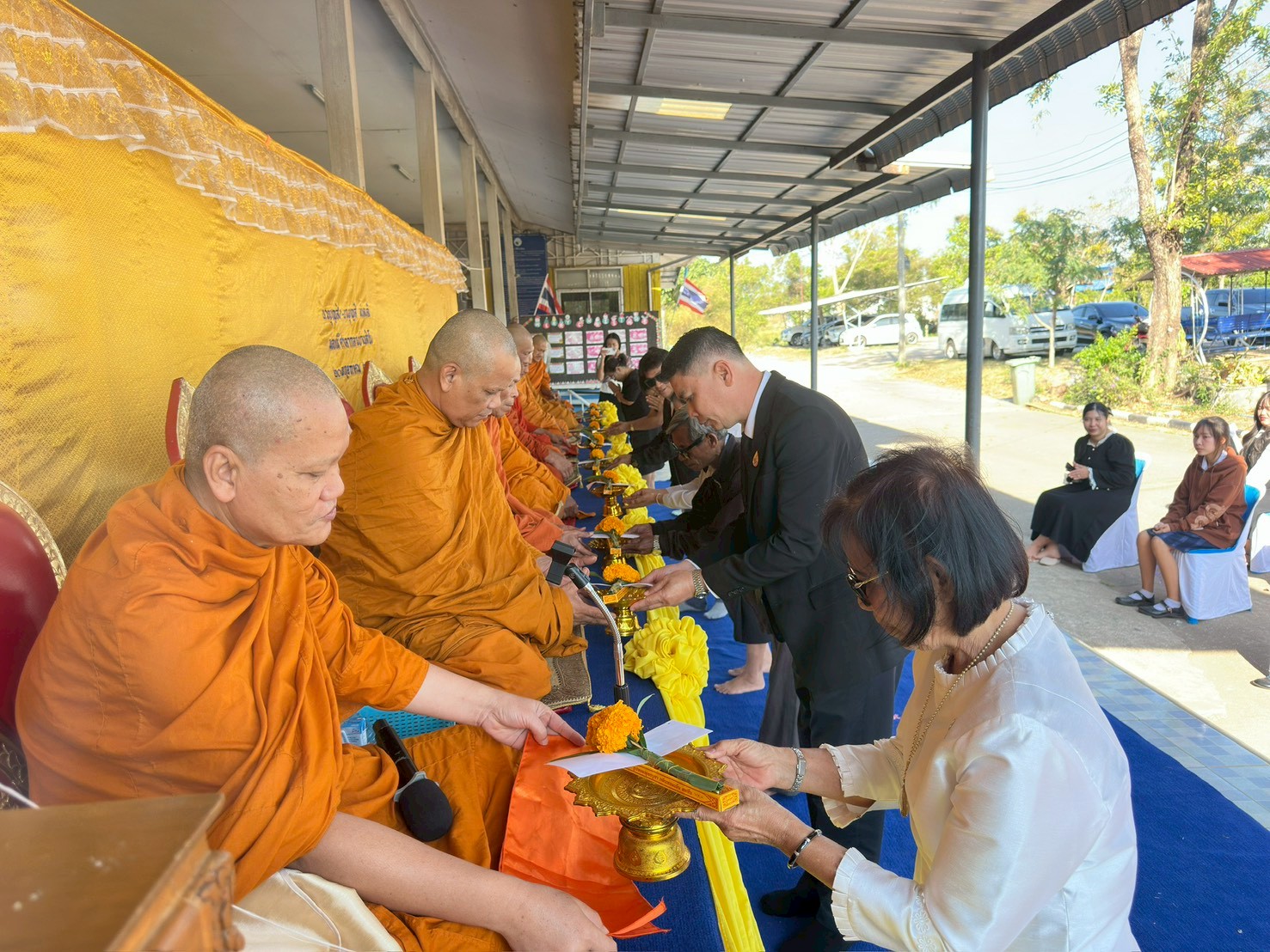 กิจกรรมทำบุญตักบาตร เนื่องในโอกาสวันเริ่มต้นเข้าสู่ปีใหม่ ปีพุทธศักราช ๒๕๖๙ - Image 12