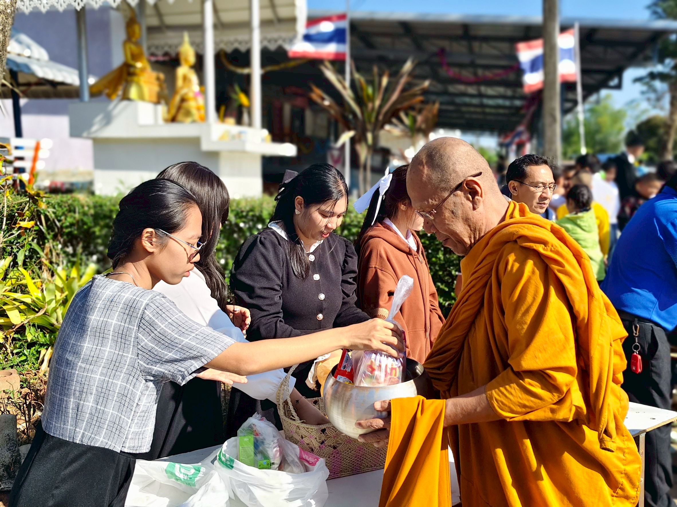 กิจกรรมทำบุญตักบาตร เนื่องในโอกาสวันเริ่มต้นเข้าสู่ปีใหม่ ปีพุทธศักราช ๒๕๖๙ - Image 16