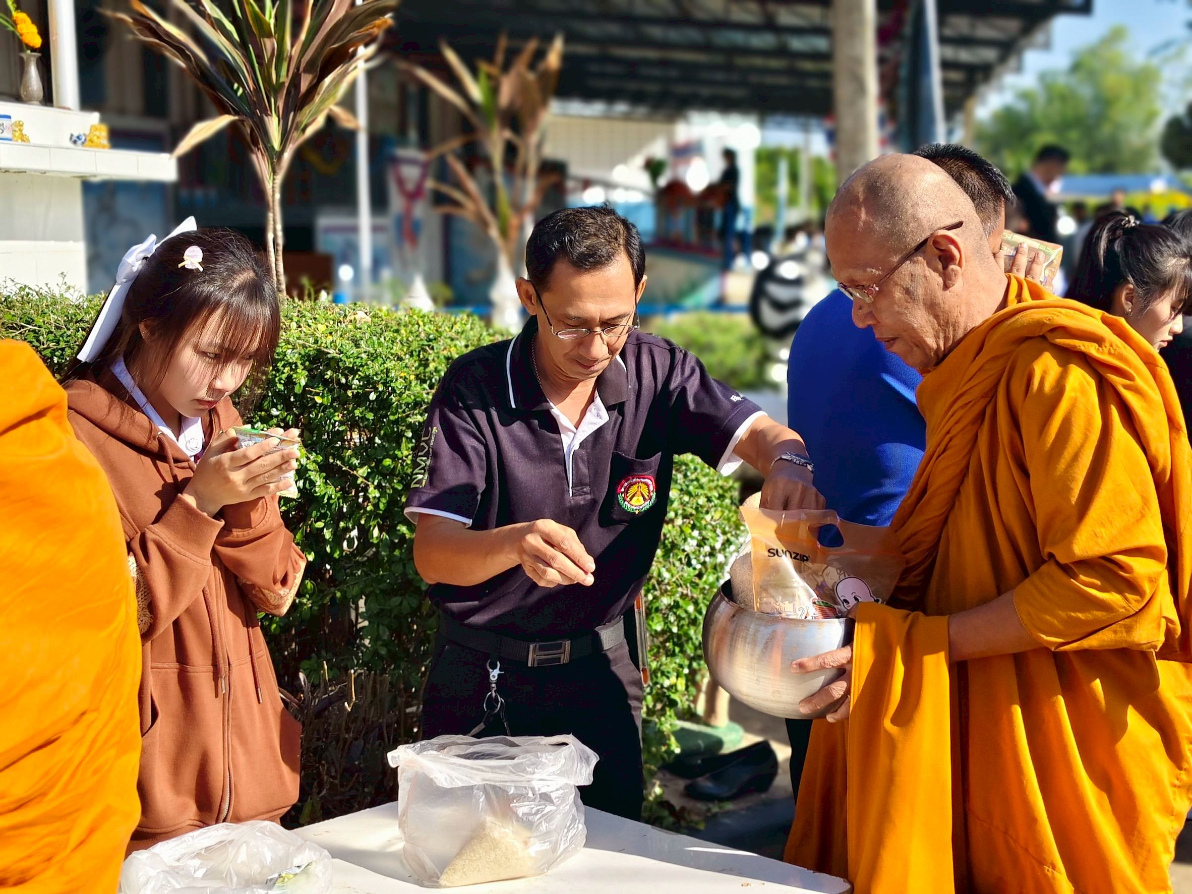 กิจกรรมทำบุญตักบาตร เนื่องในโอกาสวันเริ่มต้นเข้าสู่ปีใหม่ ปีพุทธศักราช ๒๕๖๙ - Image 17