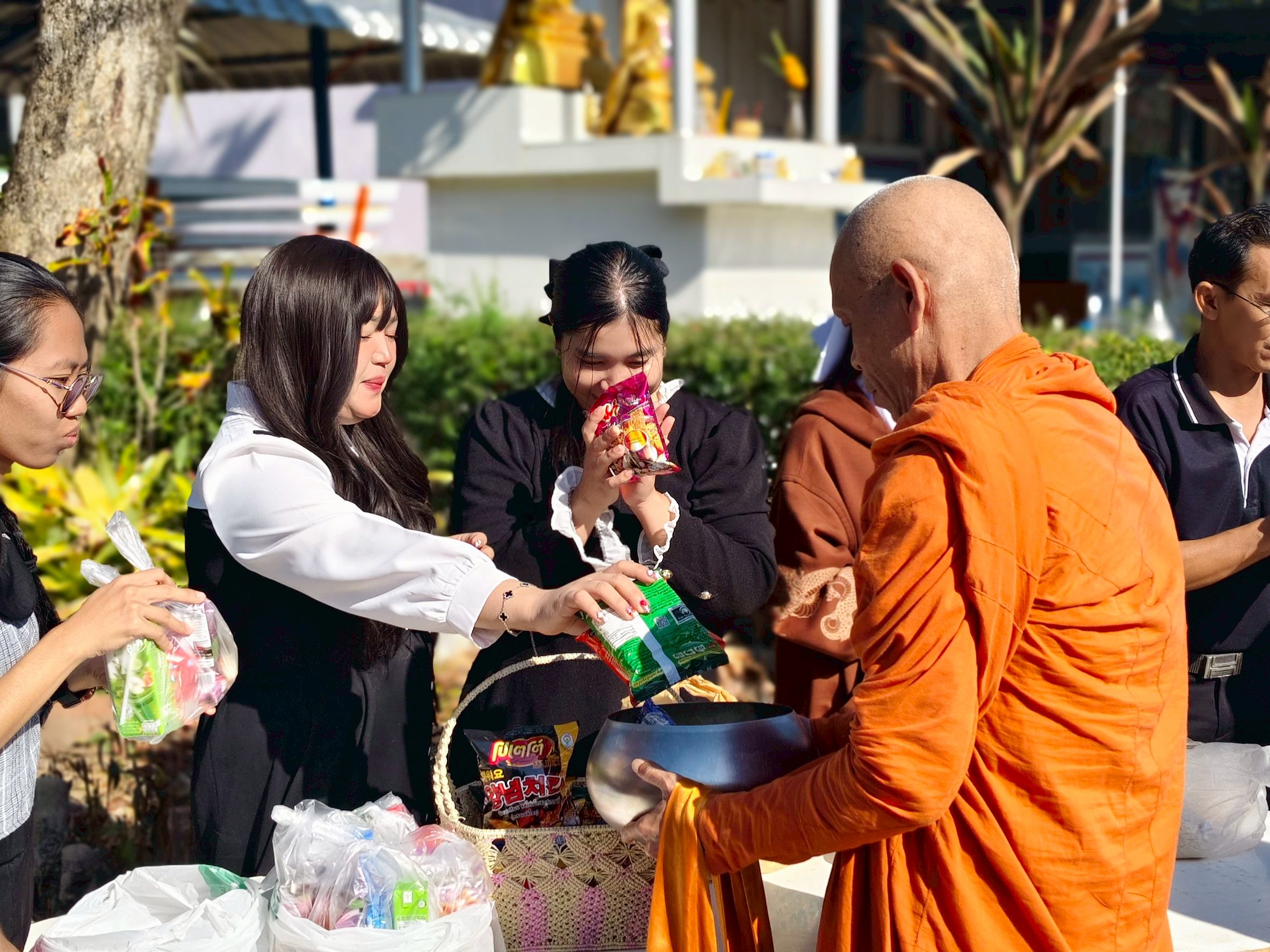 กิจกรรมทำบุญตักบาตร เนื่องในโอกาสวันเริ่มต้นเข้าสู่ปีใหม่ ปีพุทธศักราช ๒๕๖๙ - Image 20