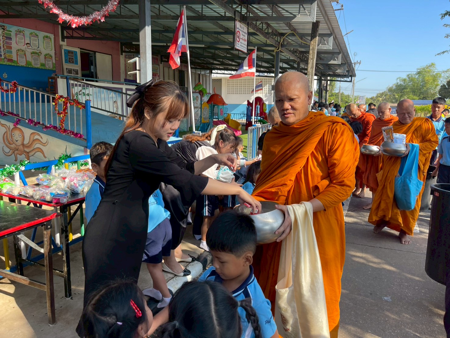 กิจกรรมทำบุญตักบาตร เนื่องในโอกาสวันเริ่มต้นเข้าสู่ปีใหม่ ปีพุทธศักราช ๒๕๖๙ - Image 28