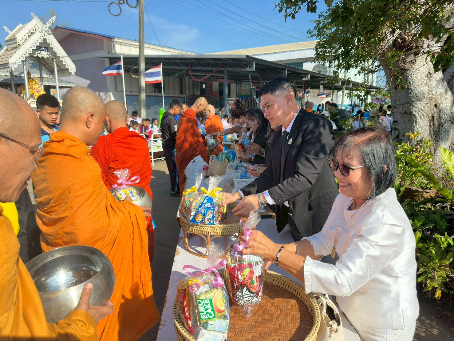 กิจกรรมทำบุญตักบาตร เนื่องในโอกาสวันเริ่มต้นเข้าสู่ปีใหม่ ปีพุทธศักราช ๒๕๖๙ - Image 40