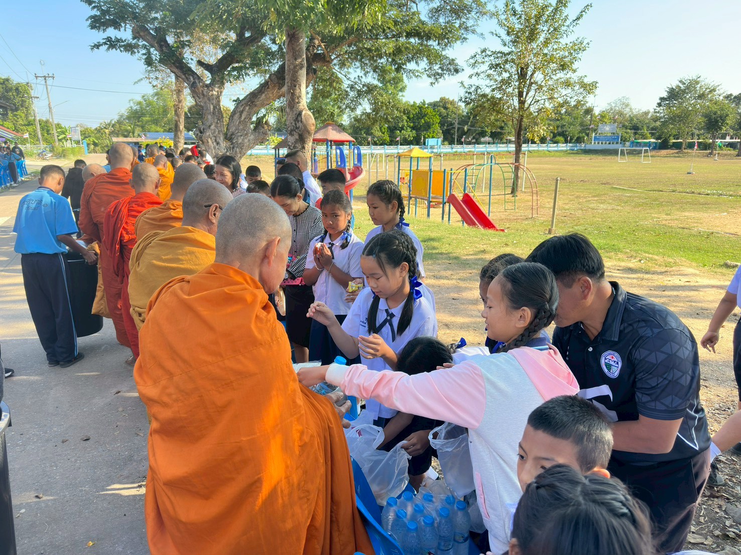 กิจกรรมทำบุญตักบาตร เนื่องในโอกาสวันเริ่มต้นเข้าสู่ปีใหม่ ปีพุทธศักราช ๒๕๖๙ - Image 46