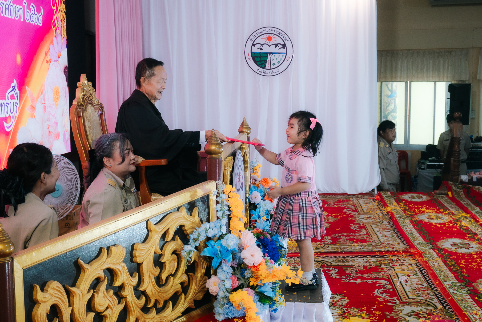 กิจกรรมในพิธีมอบวุฒิบัตร และประกาศนียบัตร ร่วมกับนักเรียนในสังกัดเทศบาลตำบลกบินทร์ ที่สำเร็จการศึกษา ประจำปีการศึกษา ๒๕๖๘ - Image 8