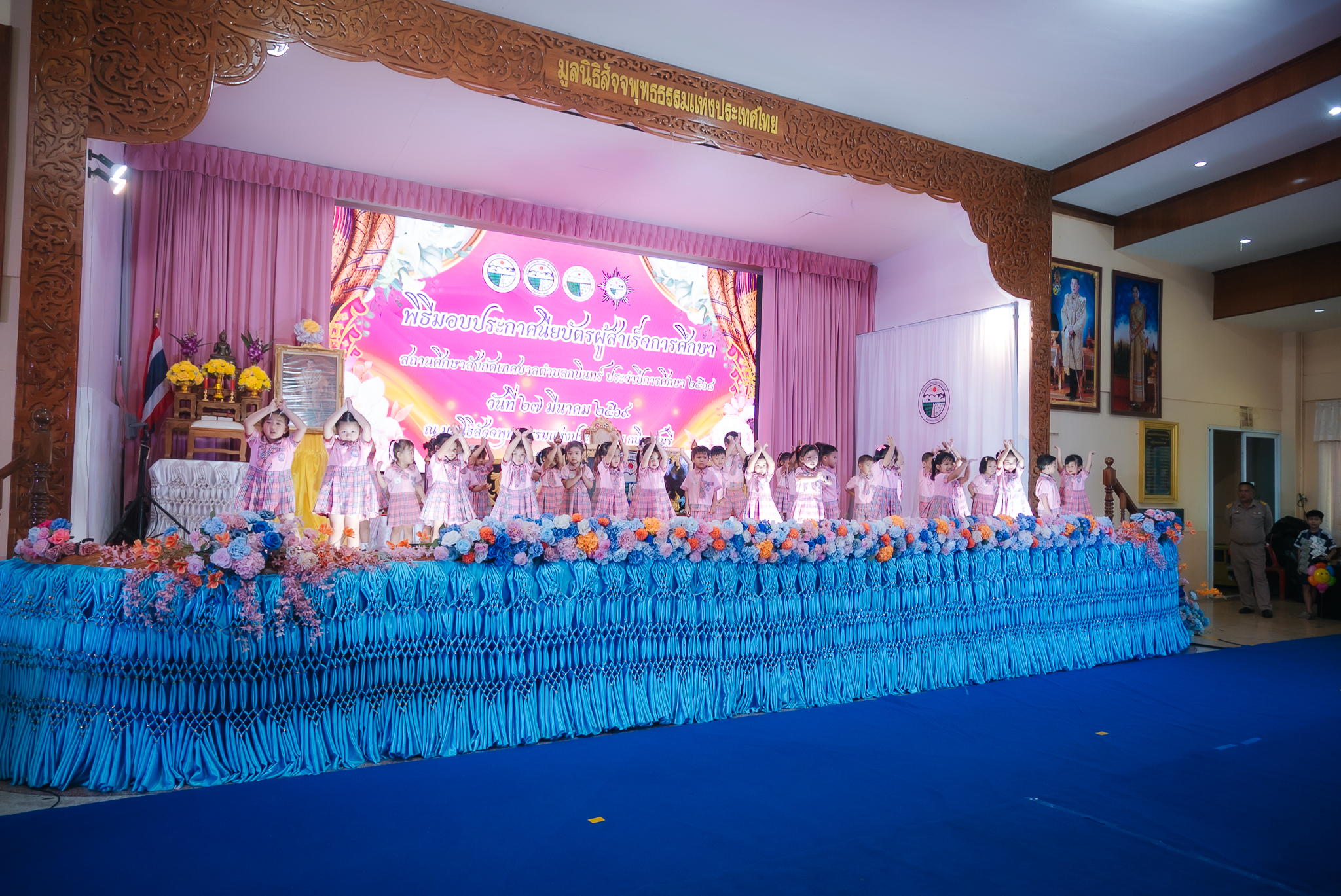 กิจกรรมในพิธีมอบวุฒิบัตร และประกาศนียบัตร ร่วมกับนักเรียนในสังกัดเทศบาลตำบลกบินทร์ ที่สำเร็จการศึกษา ประจำปีการศึกษา ๒๕๖๘ - Image 11