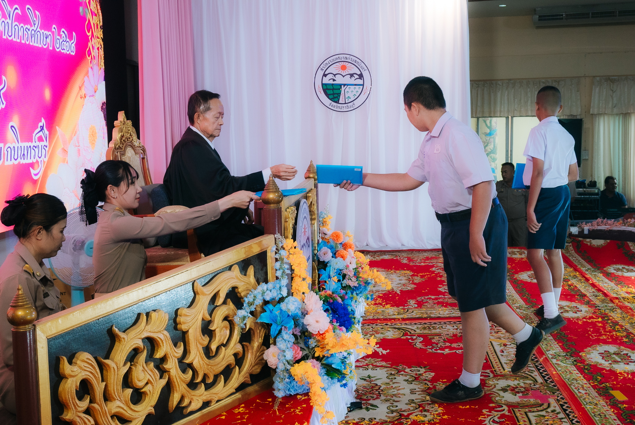 กิจกรรมในพิธีมอบวุฒิบัตร และประกาศนียบัตร ร่วมกับนักเรียนในสังกัดเทศบาลตำบลกบินทร์ ที่สำเร็จการศึกษา ประจำปีการศึกษา ๒๕๖๘ - Image 33